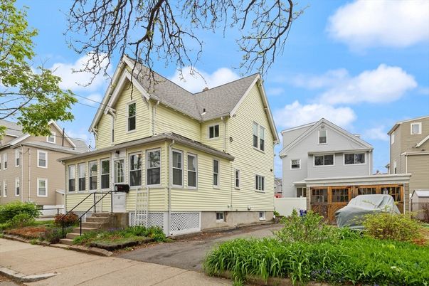 Exterior, Facade, Queen Anne Victorian
