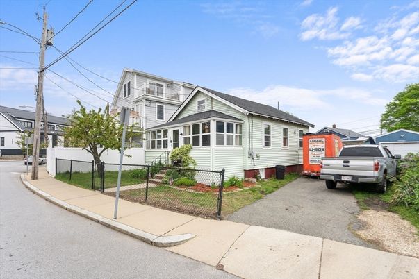 Exterior, Facade, Queen Anne Victorian