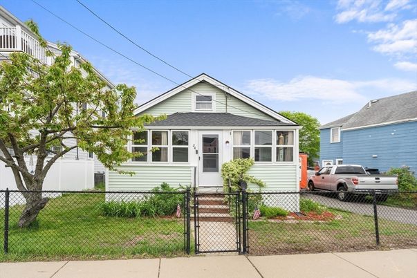 Exterior, Facade, Queen Anne Victorian