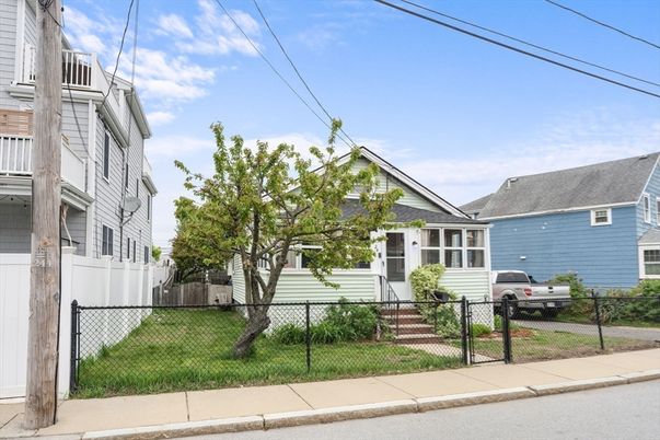 Exterior, Facade, Cape Cod