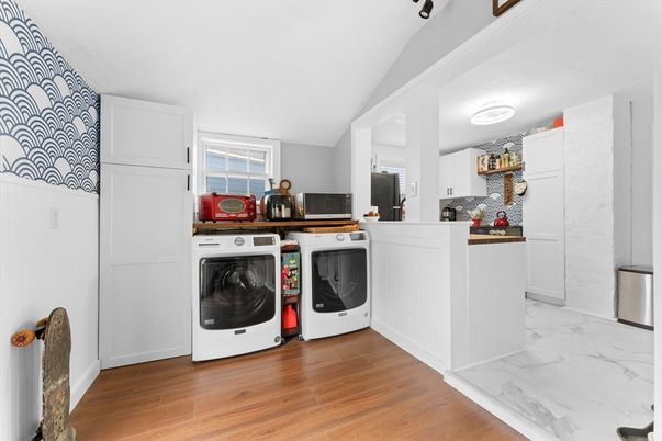Interior, Washer, Wood Texture Flooring