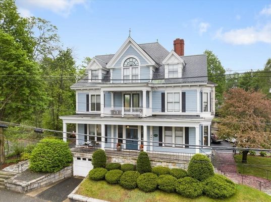 Attached, Exterior, Facade, Queen Anne Victorian