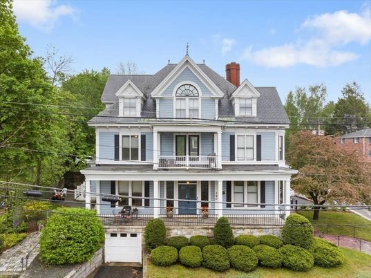 Attached, Exterior, Facade, Queen Anne Victorian