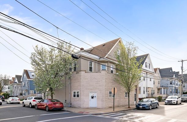 Exterior, Facade, Brick Facade, Queen Anne Victorian