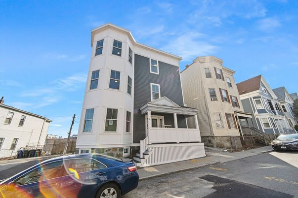 Exterior, Facade, Rowhouse