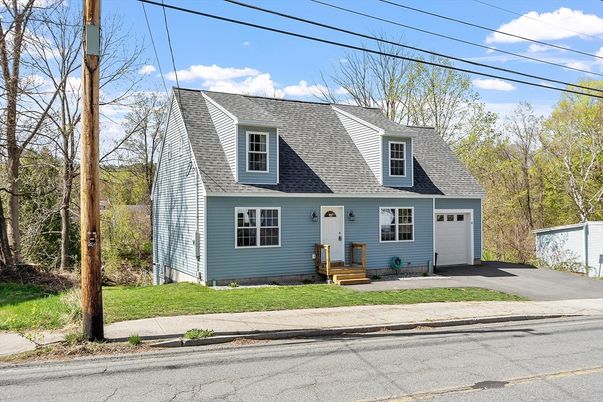 Attached, Exterior, Facade, Cape Cod