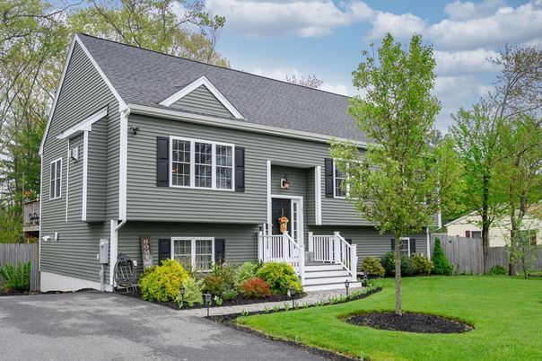 Exterior, Facade, Raised Ranch