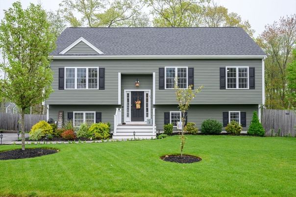 Exterior, Facade, Raised Ranch