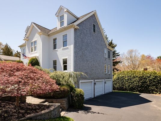 Attached, Exterior, Facade, Farmhouse