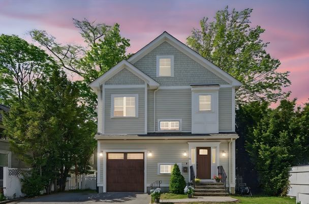 Attached, Exterior, Facade, Queen Anne Victorian