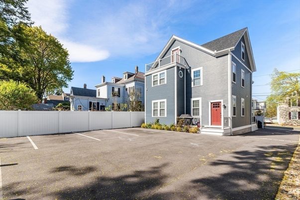 Exterior, Facade, Queen Anne Victorian