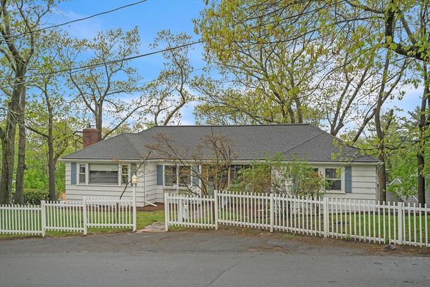Exterior, Facade, Cape Cod