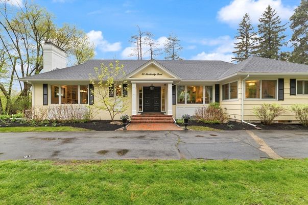 Exterior, Facade, Ranch