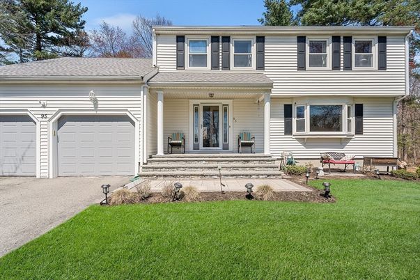 Attached, Exterior, Facade, Split Level
