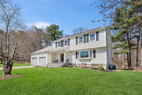 Attached, Exterior, Facade, Raised Ranch