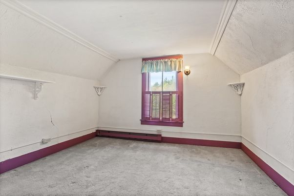 Empty room, Interior