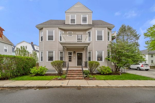 Exterior, Facade, Queen Anne Victorian