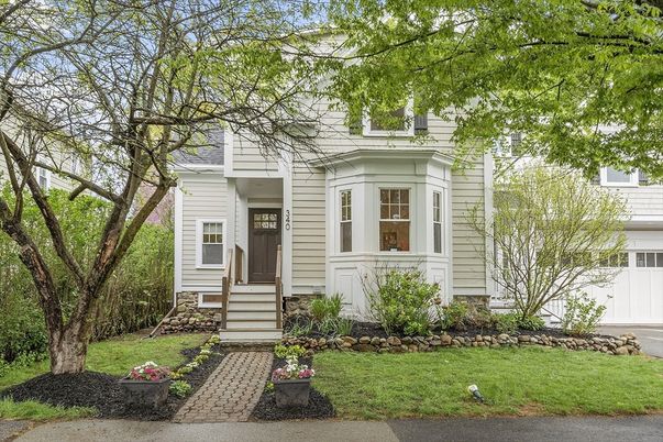 Attached, Exterior, Facade, Queen Anne Victorian