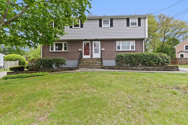 Exterior, Facade, Brick Facade, Split Level