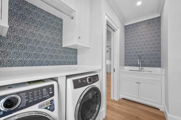 Interior, Recessed Lighting, Washer, Wood Texture Flooring
