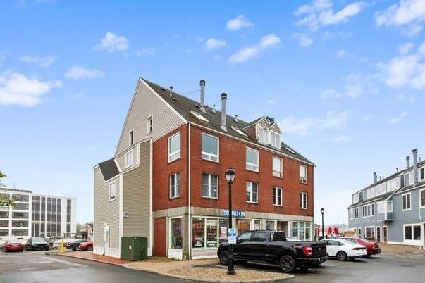 Exterior, Facade, Brick Facade, Georgian