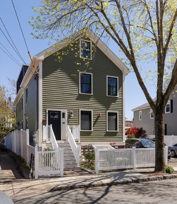 Exterior, Facade, American Foursquare