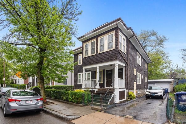 Exterior, Facade, American Foursquare