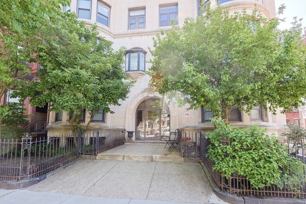 Exterior, Facade, Brownstone