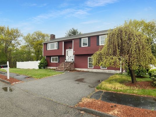 Exterior, Facade, Raised Ranch