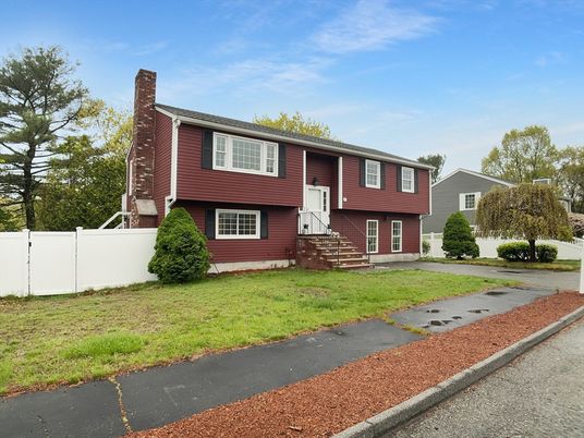 Exterior, Facade, Raised Ranch