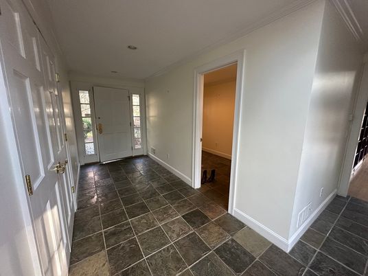 Empty room, Interior