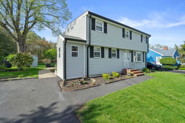 Exterior, Facade, Cape Cod