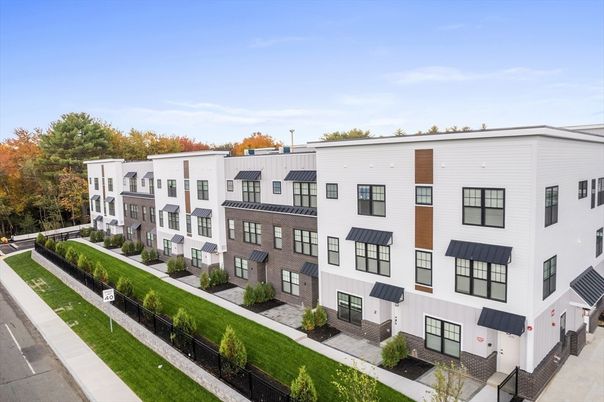 Exterior, Facade, Rowhouse