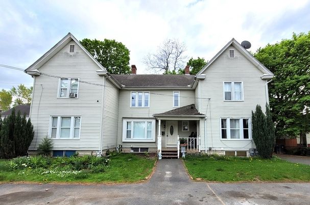 Exterior, Facade, Farmhouse