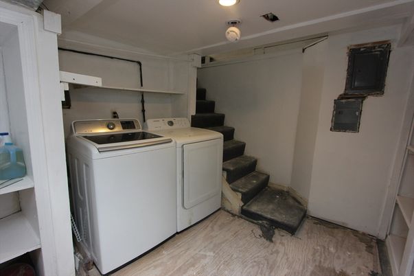 Interior, Recessed Lighting, Washer, Wood Texture Flooring