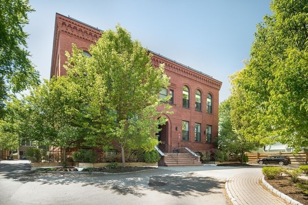 Exterior, Facade, Brick Facade, Chicago School