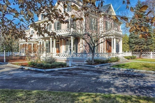 Exterior, Facade, Queen Anne Victorian