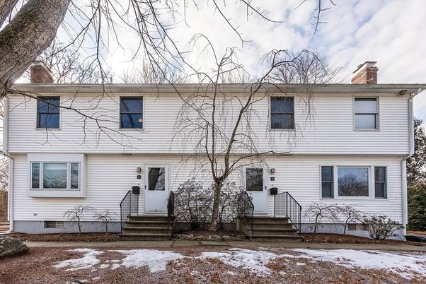 Exterior, Facade, Split Level