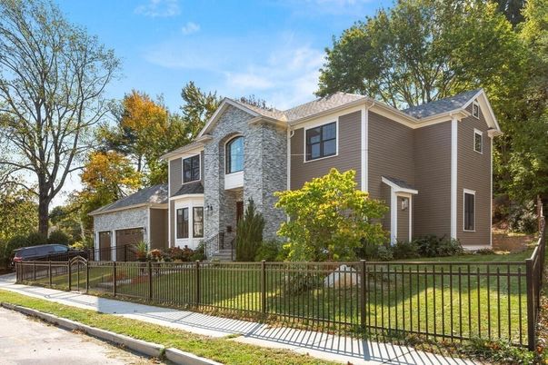 Attached, Exterior, Facade, Brick Facade, Queen Anne Victorian