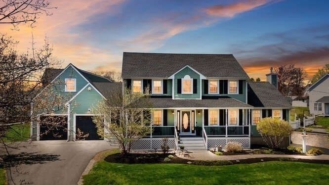 Attached, Exterior, Facade, Queen Anne Victorian