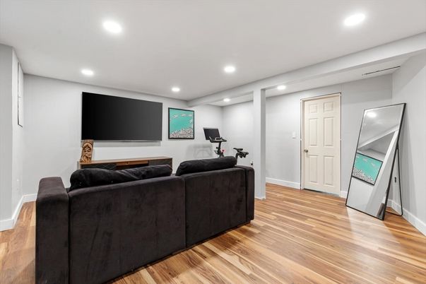 Fitness Equipment, Interior, Living room, Recessed Lighting, Wood Texture Flooring