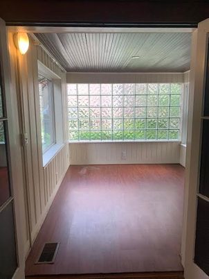 Empty room, Interior