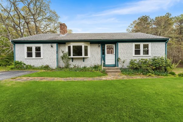 Exterior, Facade, Ranch