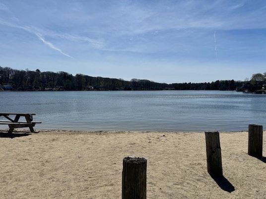 Exterior, Lake