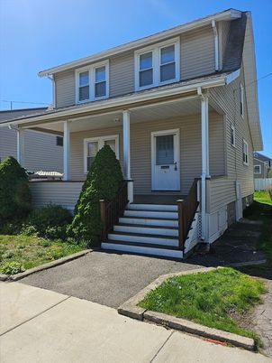 Exterior, Facade, American Foursquare