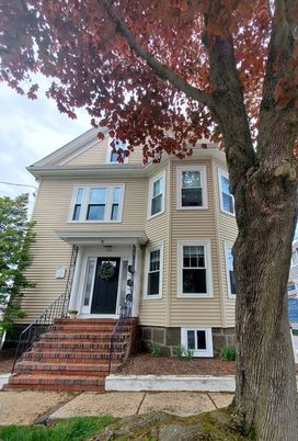 Exterior, Facade, Queen Anne Victorian