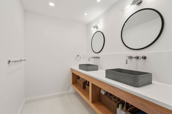 Bathroom, Dual Sink Vanities, Interior, Recessed Lighting