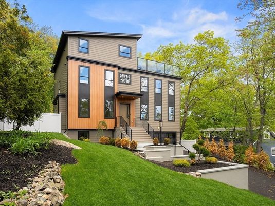 Exterior, Facade, American Foursquare