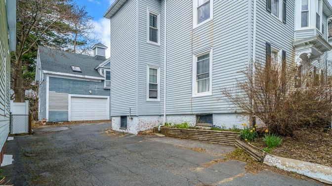 Attached, Exterior, Facade, Rowhouse