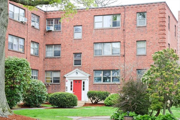 Exterior, Facade, Brick Facade, Rowhouse
